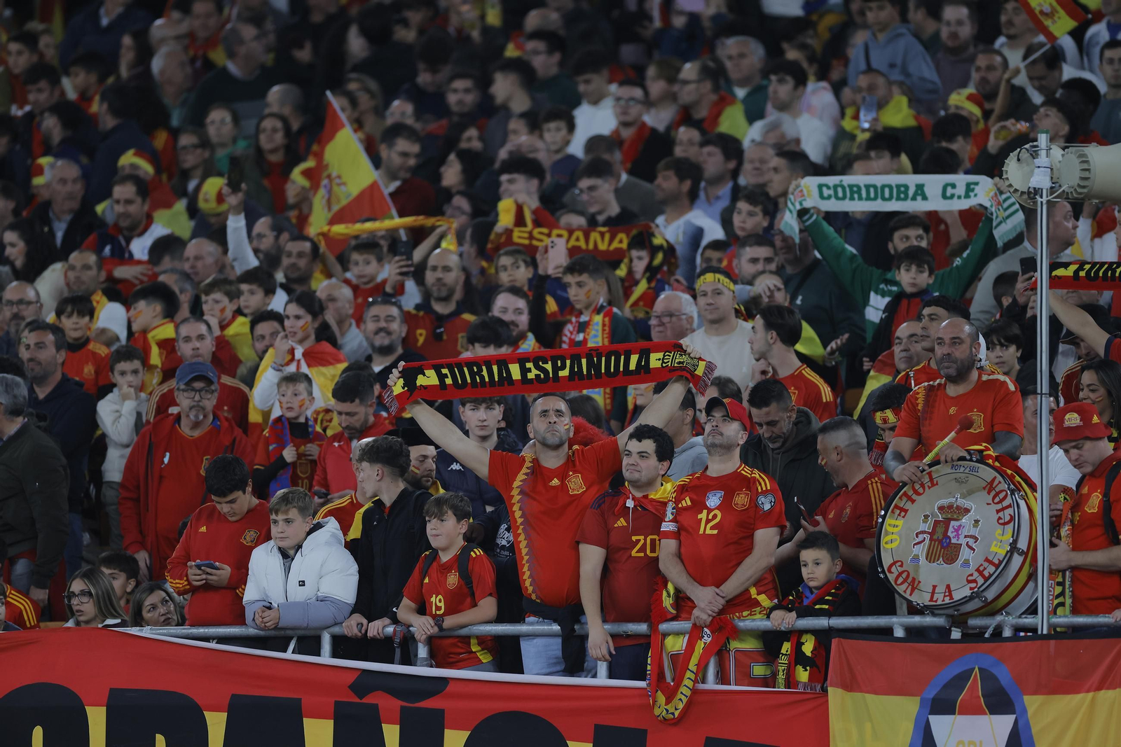 Búscate en las fotos del España - Turquia