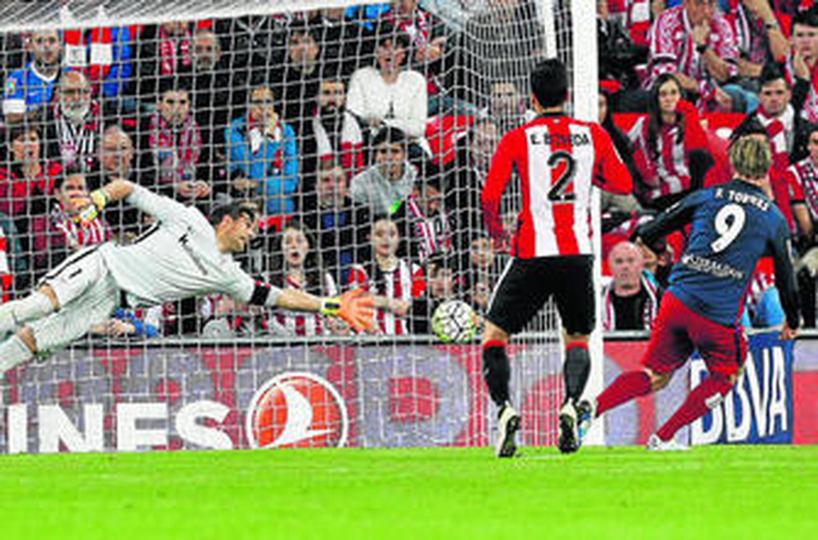 El colchonero Fernando Torres remata para superar a Iraizoz y lograr el definitivo 0-1.