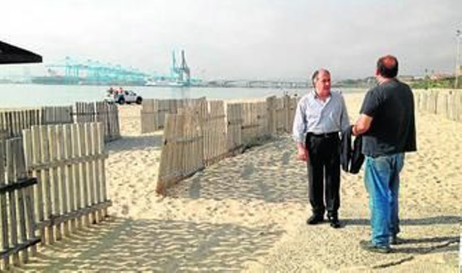 Visita de José Ignacio Landaluce a la playa de El Rinconcillo.