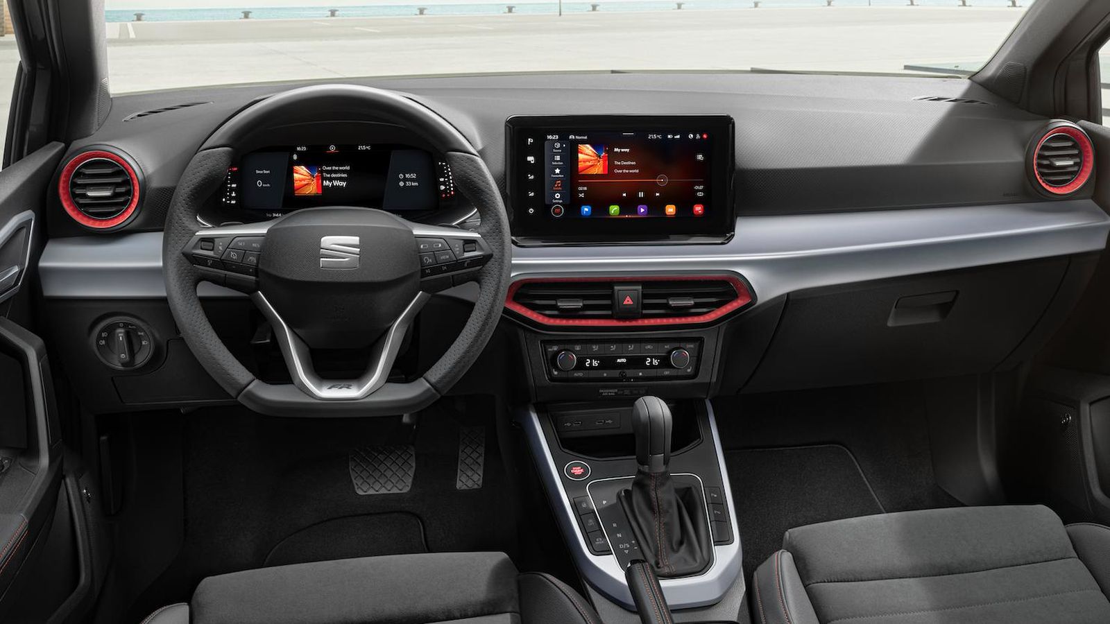 El acabado FR es en los dos el más colorista. El Arona tiene ahora la posibilidad de incorporar doble pantalla, para instrumentación e infoentretenimiento.