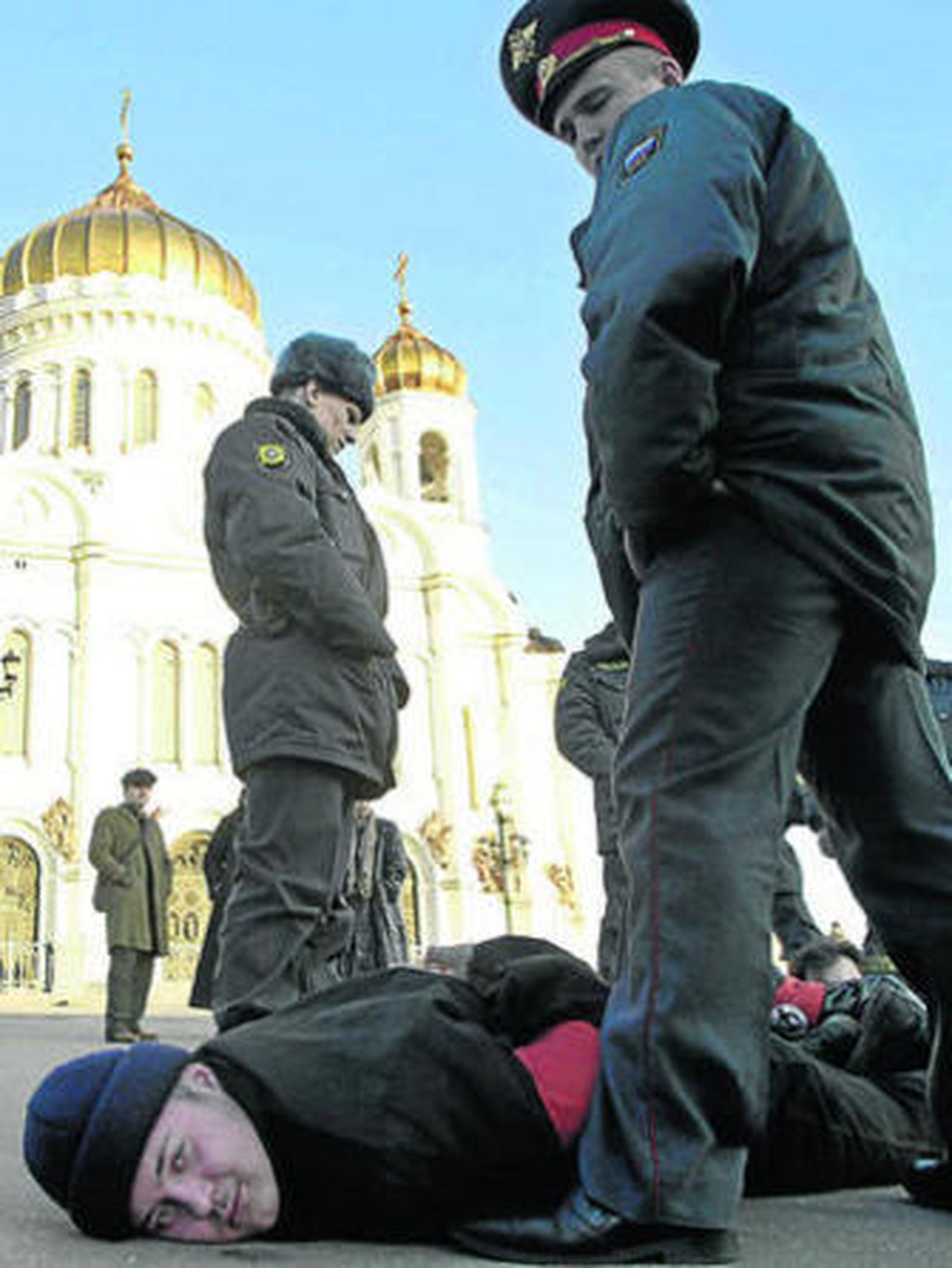 Policías rusos arrestan a miembros del Partido Nacional Bolchevique durante el día de la Nación en Moscú.