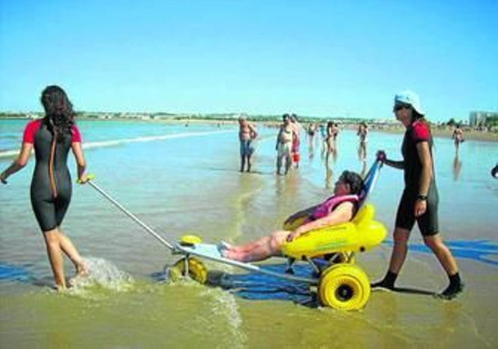 El programa Hidrosport se desarrolla cada verano en la playa de Valdelagrana.