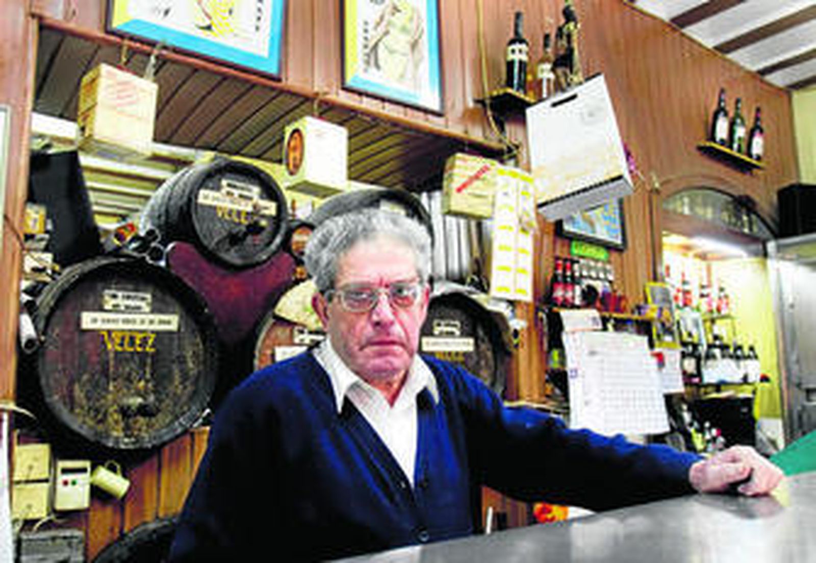José Terrero tras el mostrador de su taberna La sorpresa, en la calle Arbolí.