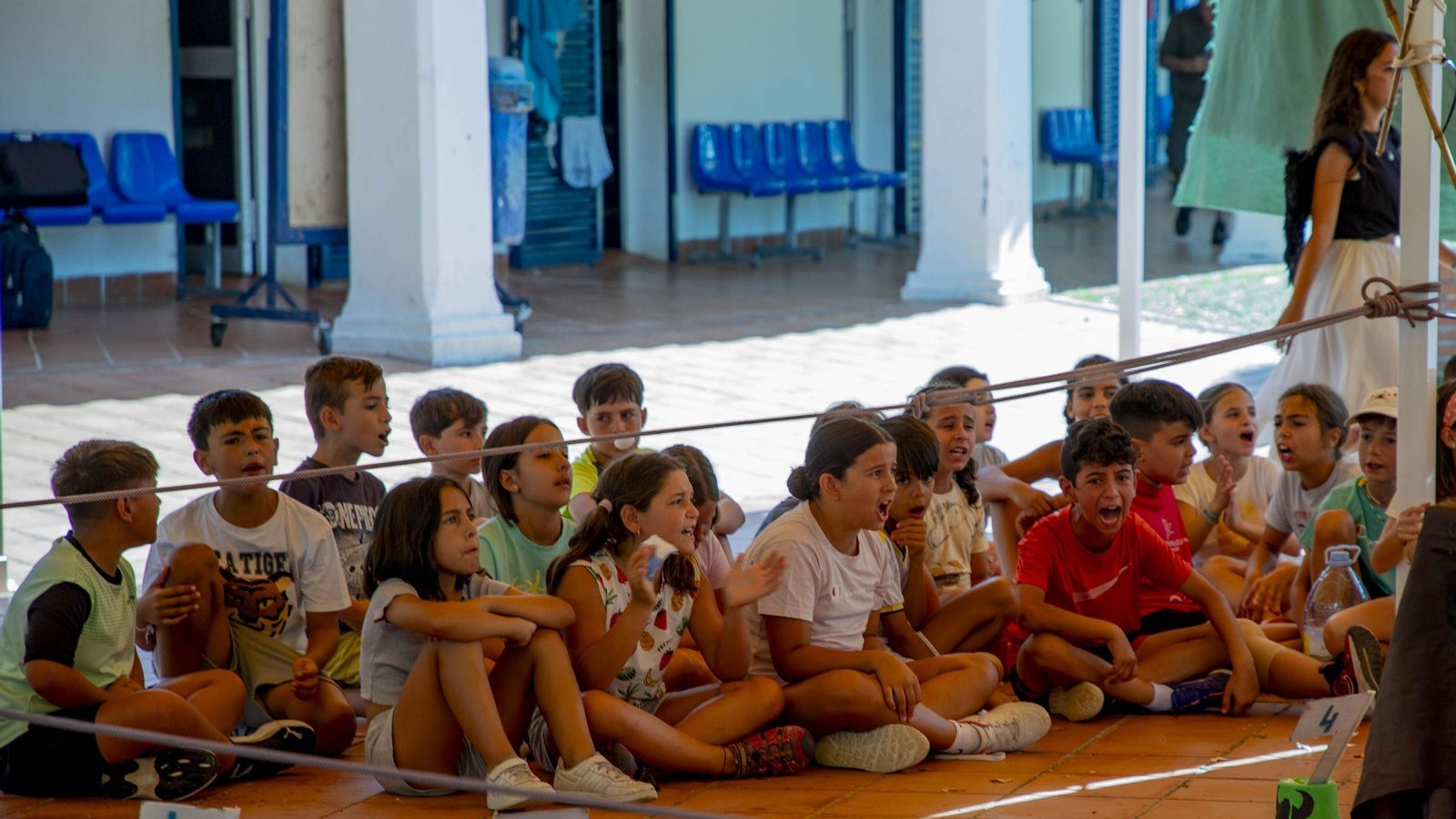 Los pequeños prestan atención a uno de los talleres Los pequeños prestan atención a uno de los talleres