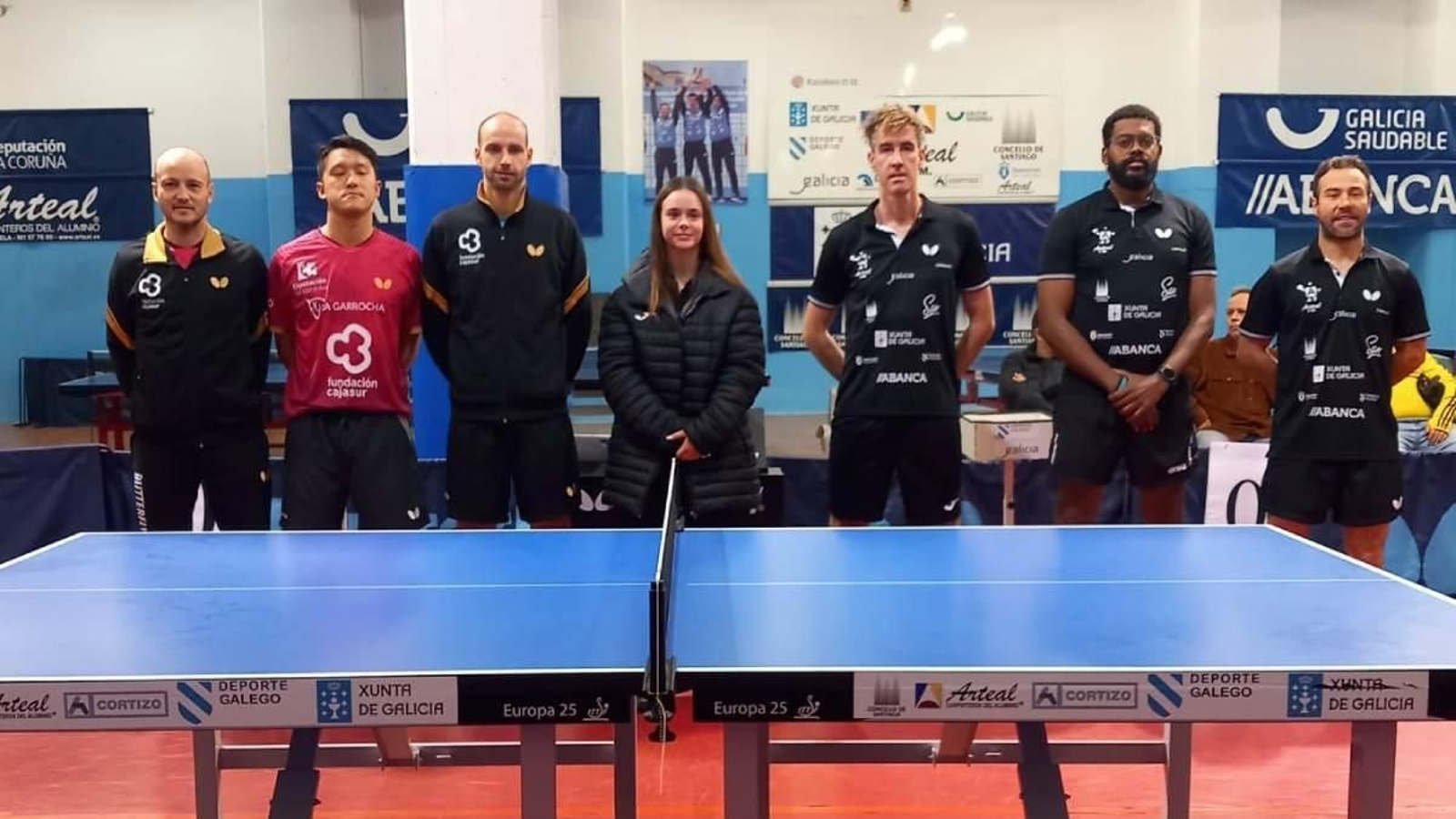 Los palistas de los dos equipos posan antes del encuentro.