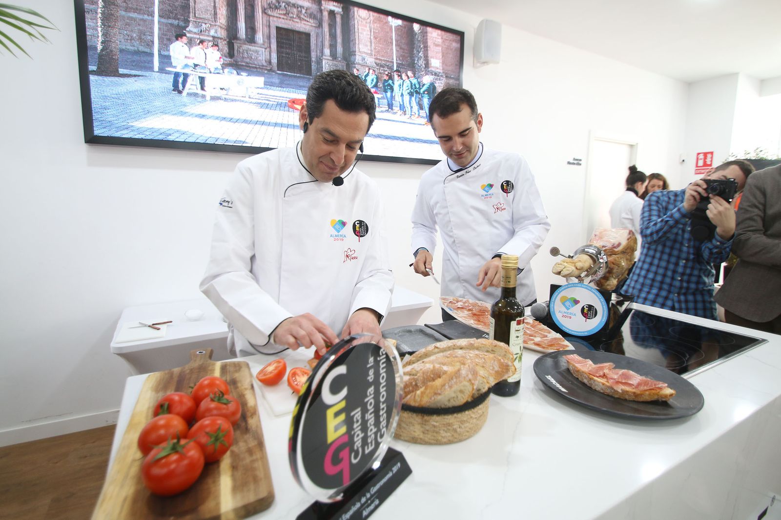 Las imágenes de la visita de Juanma Moreno a Almería