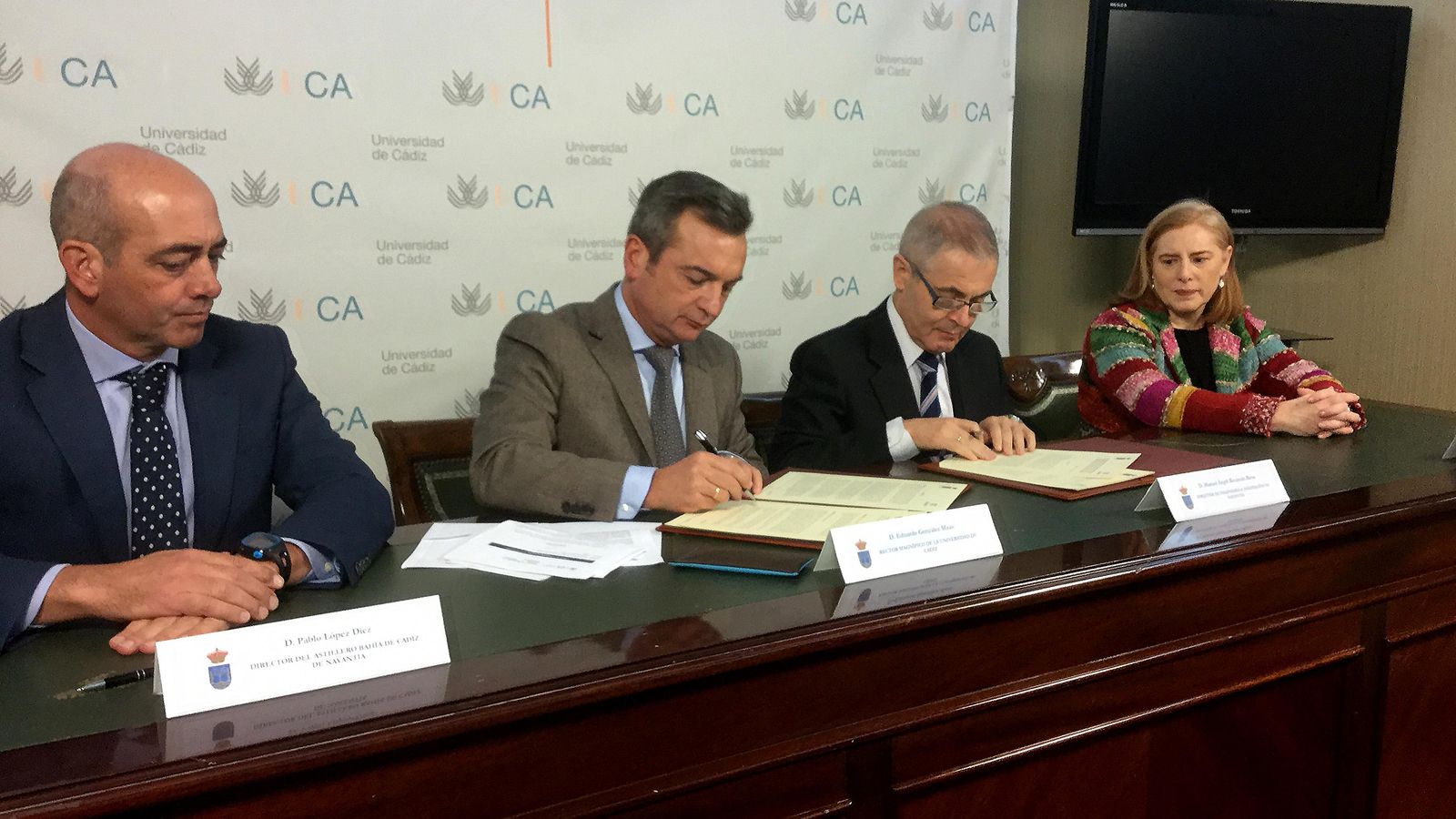 Firma del convenio de la cátedra.