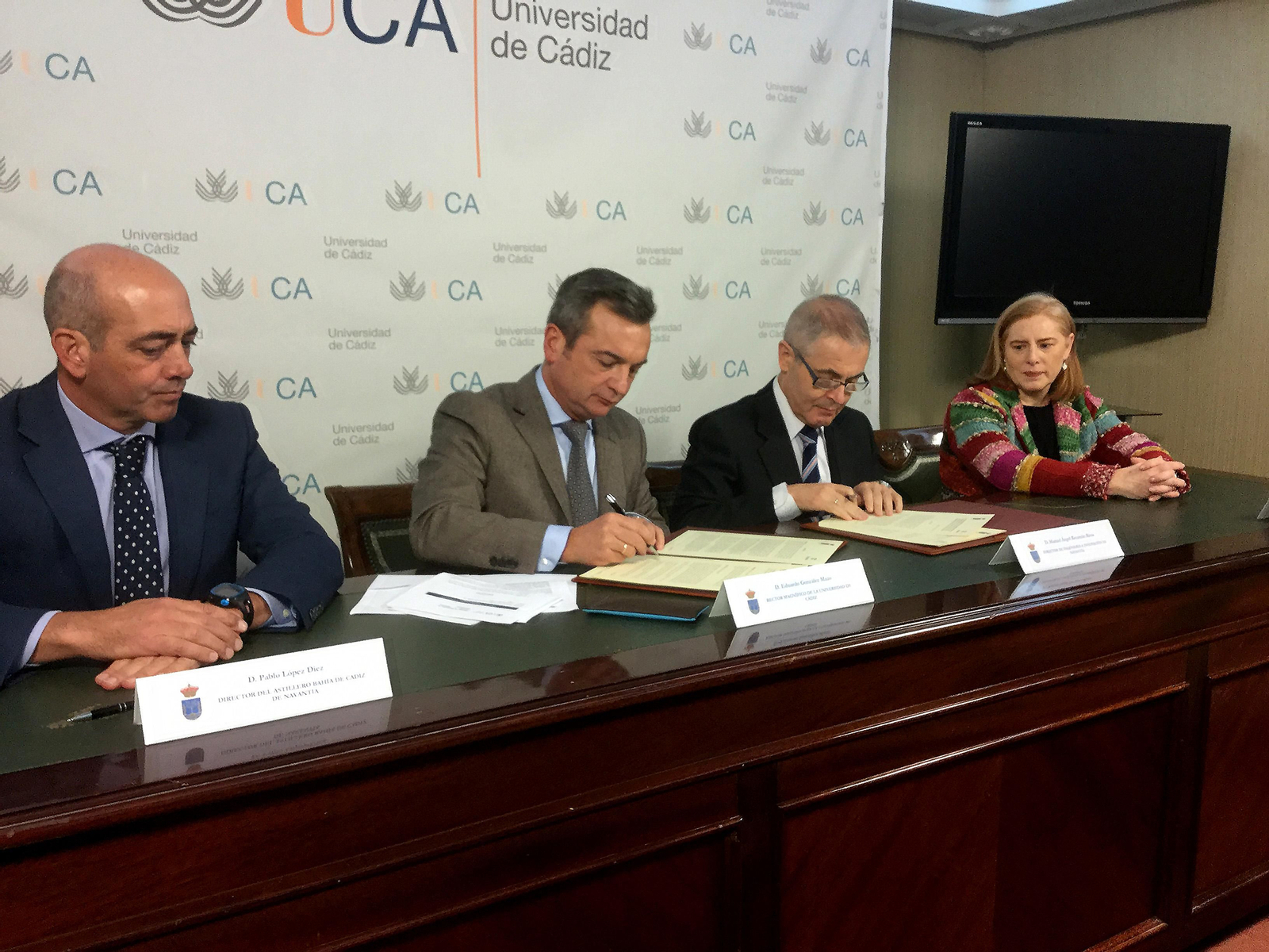 Firma del convenio de la cátedra.