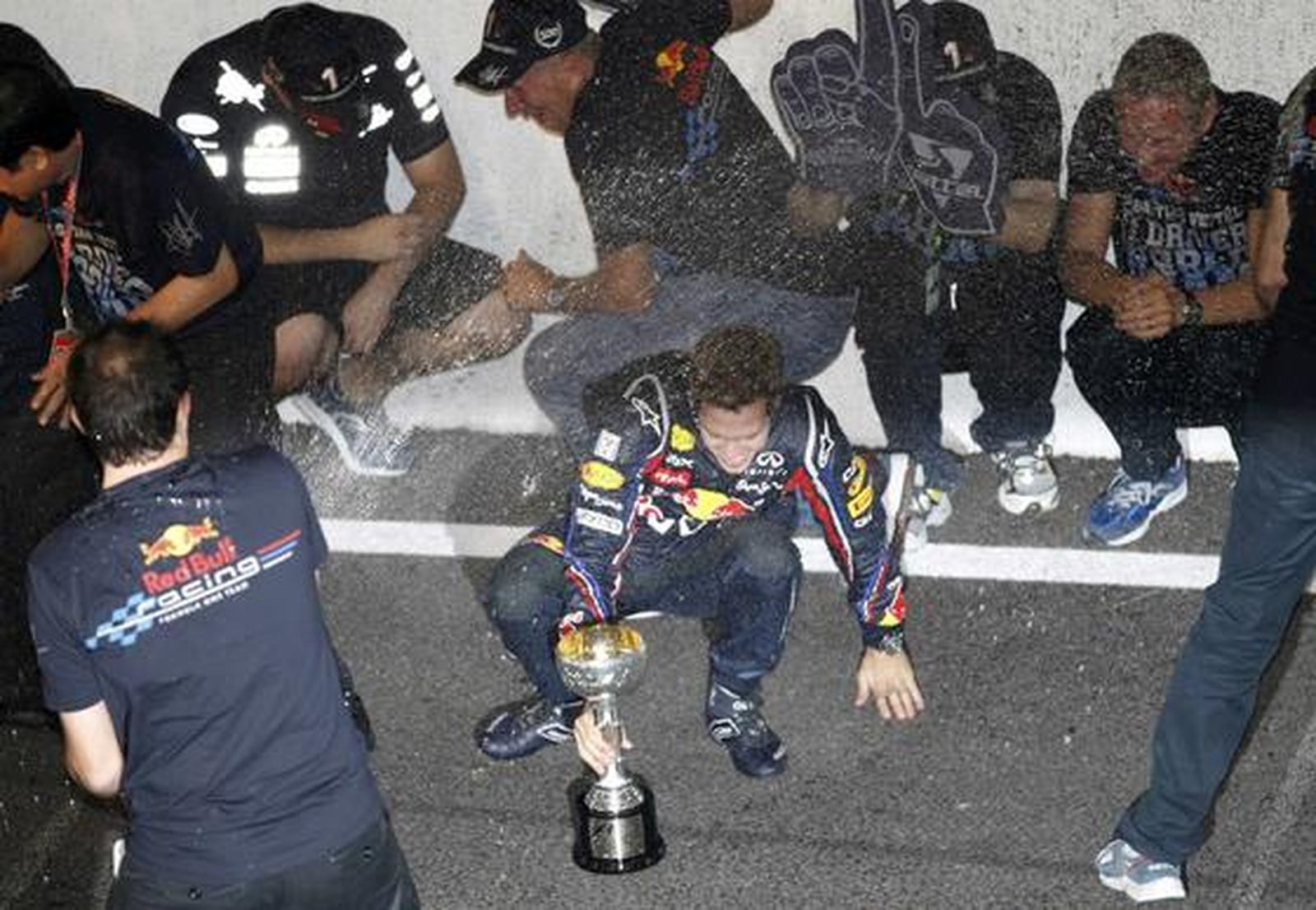 Sebastian Vettel gana en Suzuka su segundo mundial a cuatro carreras del final del campeonato. / Reuters