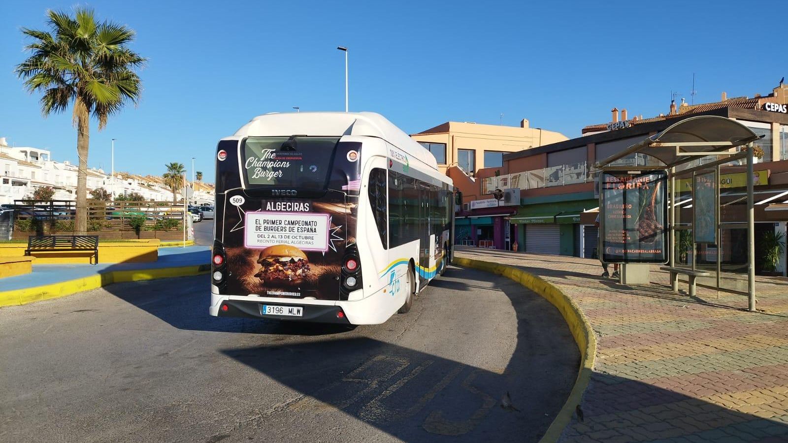 Un autobús urbano con la publicidad de The Champions Burger.