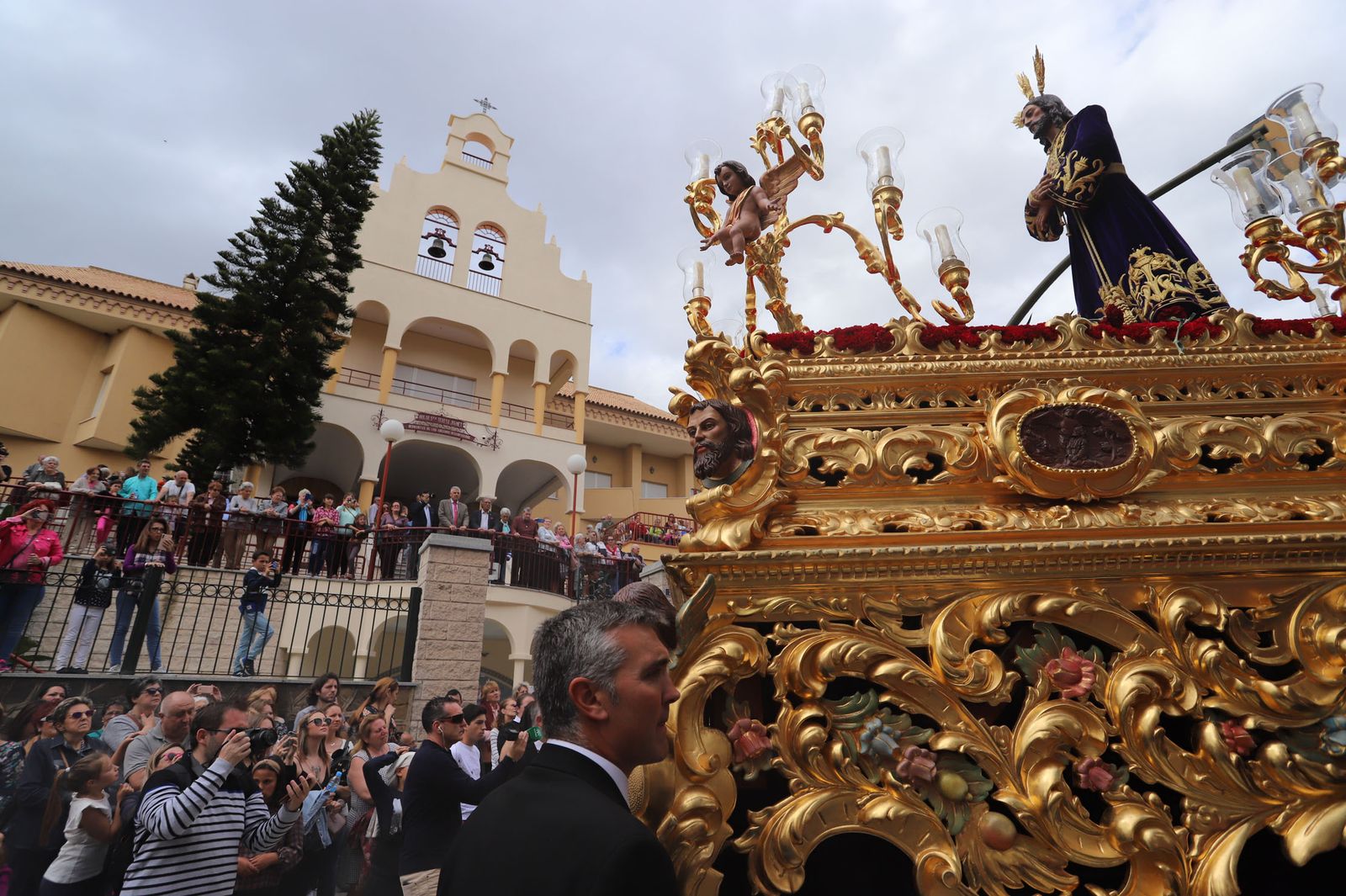 Imágenes del recorrido de la Hermandad del Cristo Cautivo de Huelva