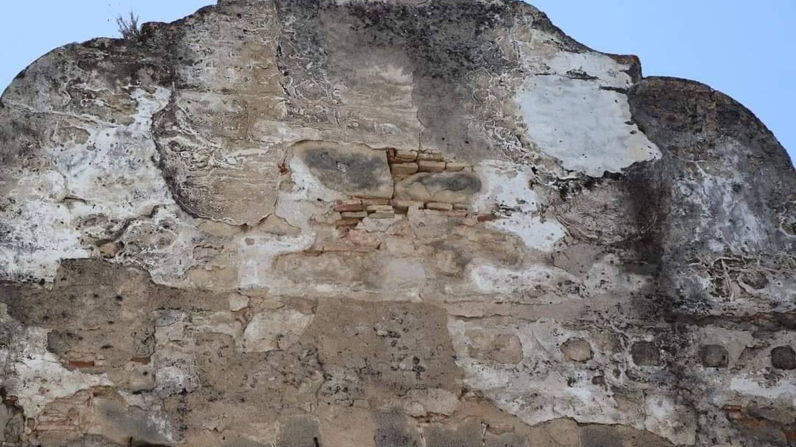 Un detalle del mal estado que presenta la piedra del arco.