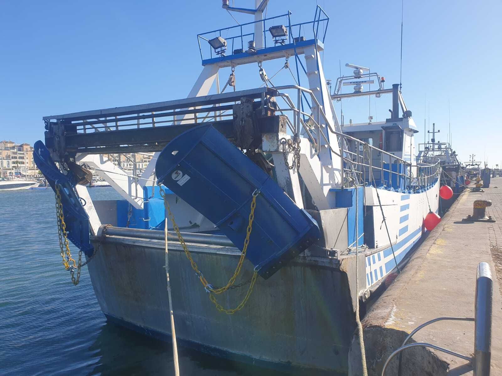 Buque Hermanos Alonso Moreno ya equipado con las nuevas puertas voladoras.