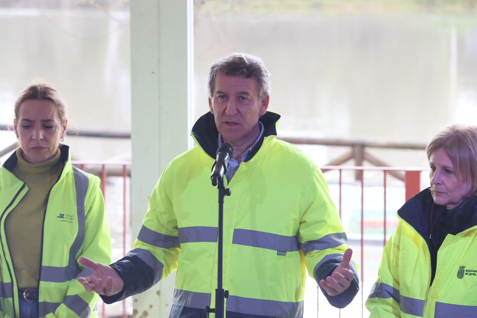 Imágenes de la visita de Alberto Núñez Feijóo y Juanma Moreno a las zonas inundadas de Jerez