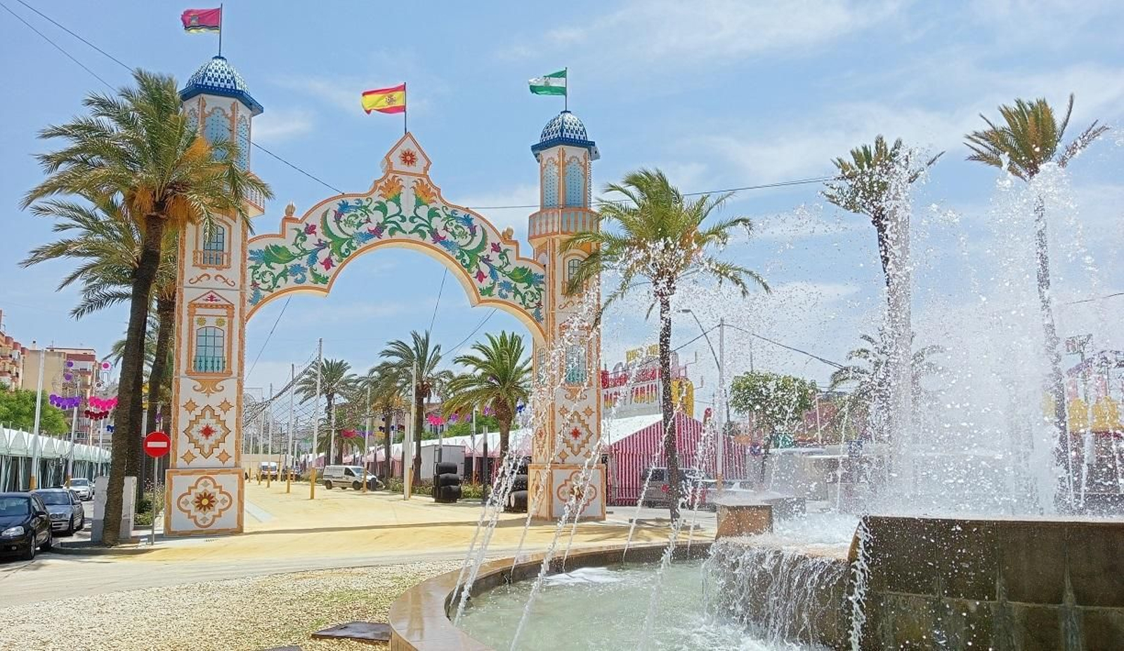 La portada de la Feria de la Manzanilla más próxima al Paseo Marítimo de Sanlúcar.