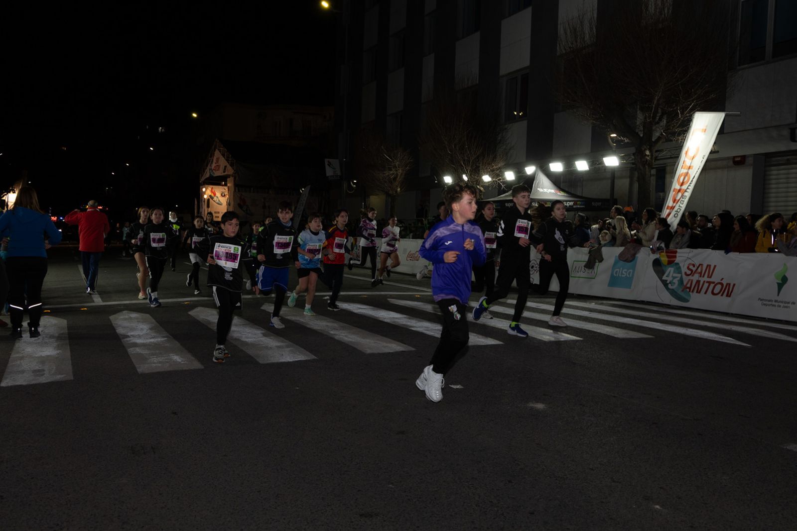 En imágenes: 2.000 atletas brillan con luz propia en la infantil de la Carrera de San Antón 2026