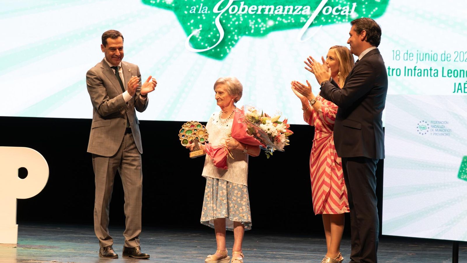 El presidente de la Junta entrega el galardón a Encarnación Anguita, la primera alcadesa tras la dictadura, en Frailes.