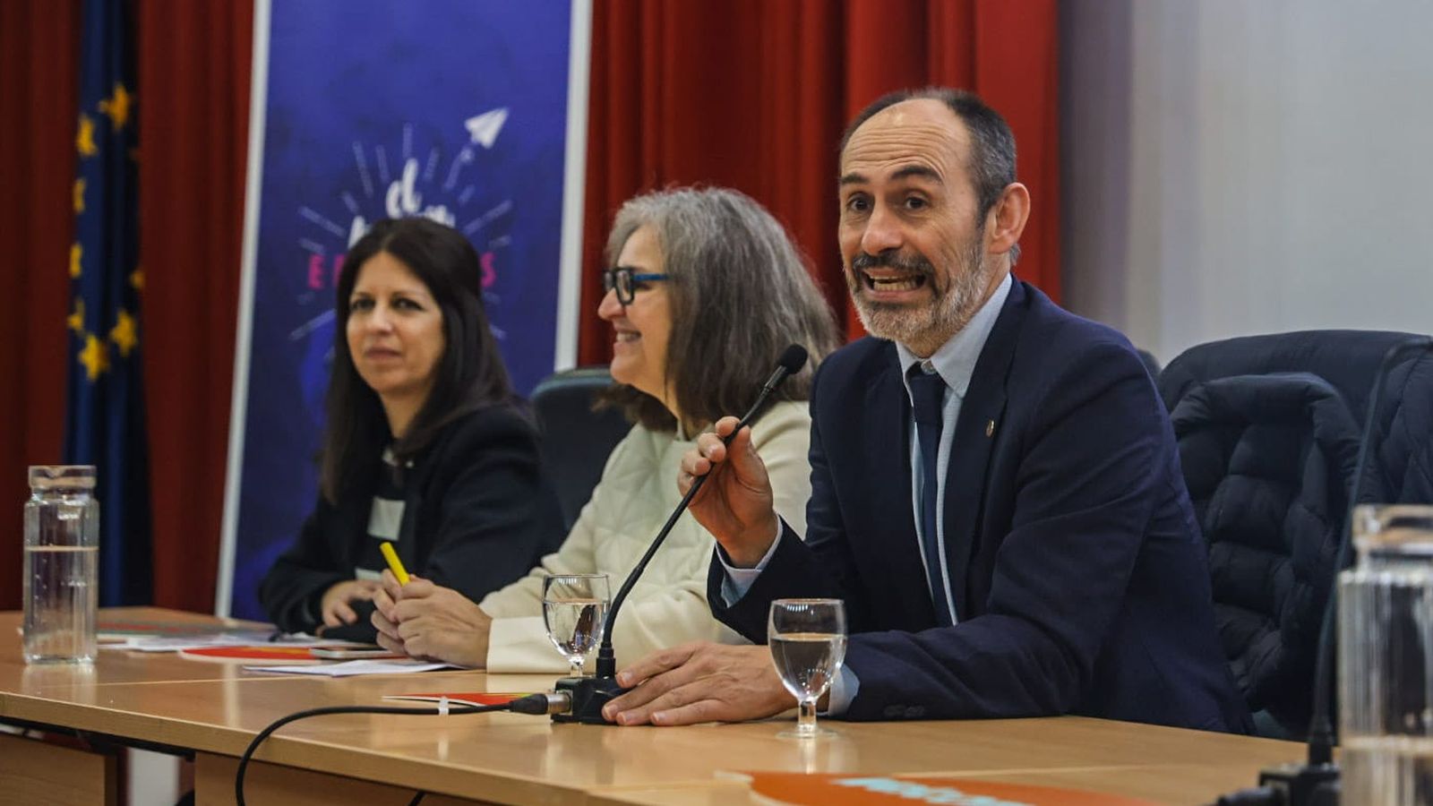 El rector de la Universidad de Huelva dando la bienvenida a los alumnos.
