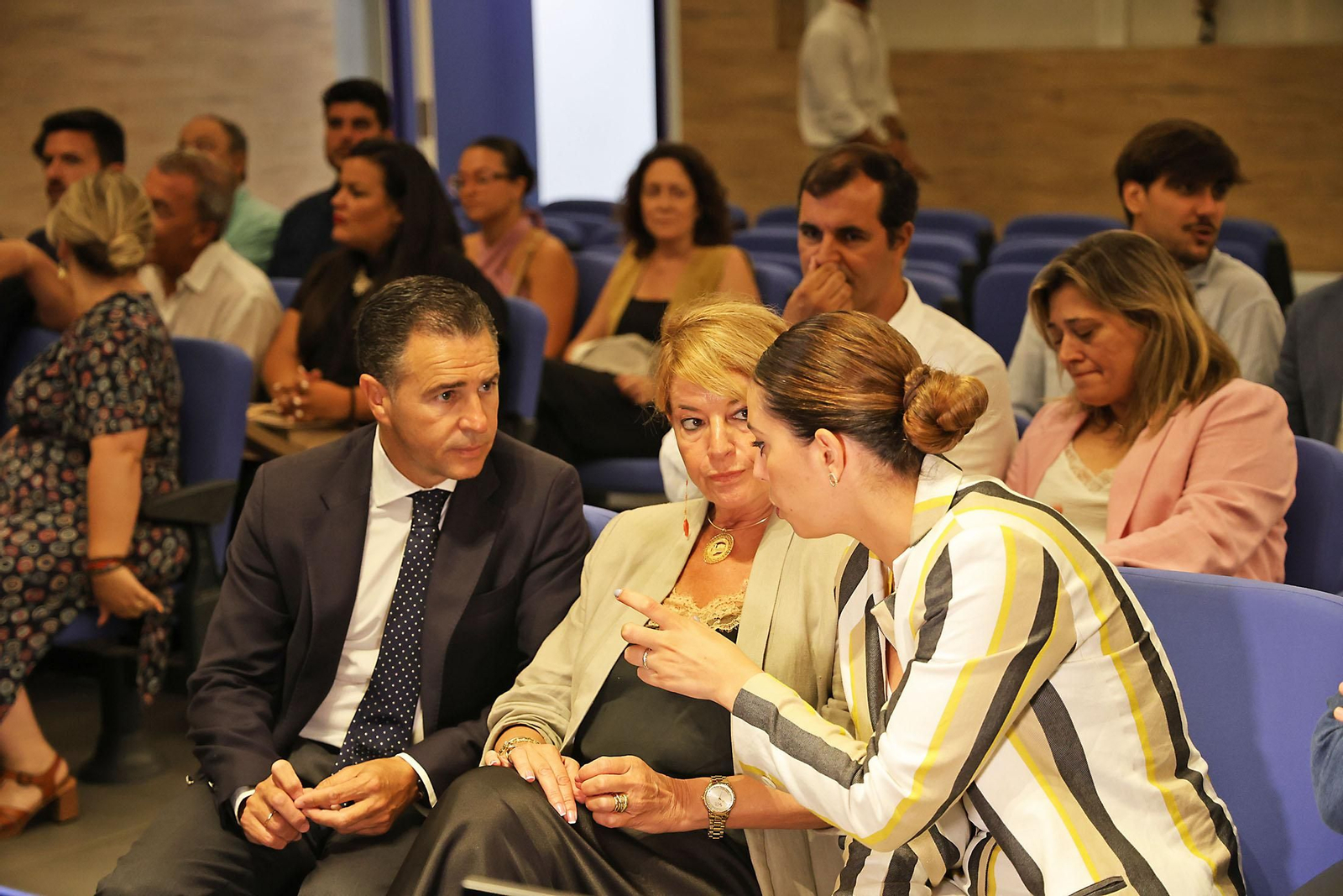 Imágenes de la firma con alcaldes de 34 municipios los convenios del programa 'Tu Diputación Invierte'