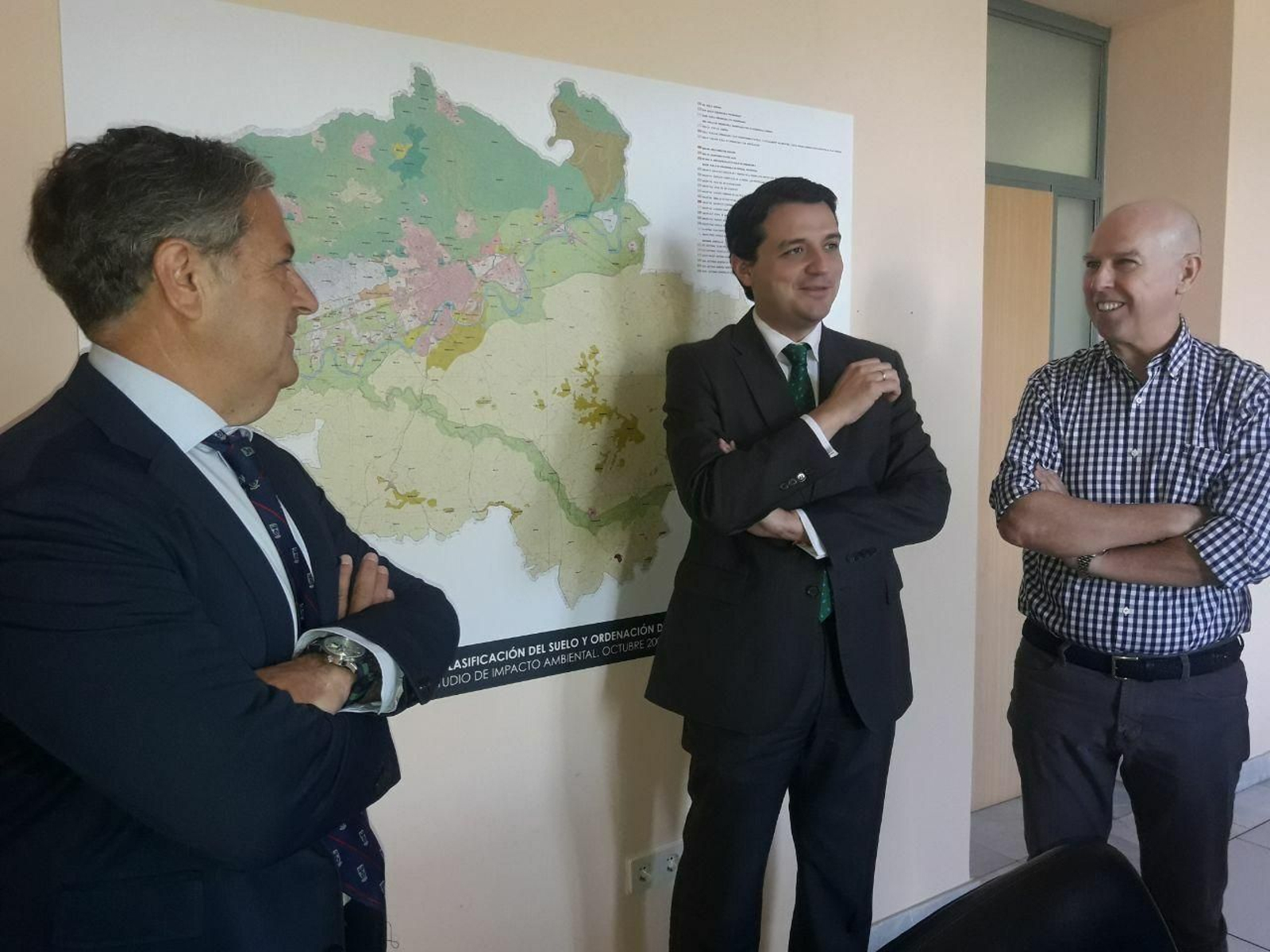 José María Bellido, en el centro, durante su visita a la Gerencia de Urbanismo