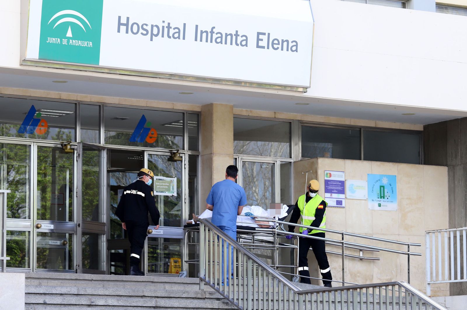 Imágenes de las tareas de desinfección de la UME en el Hospital Infanta Elena