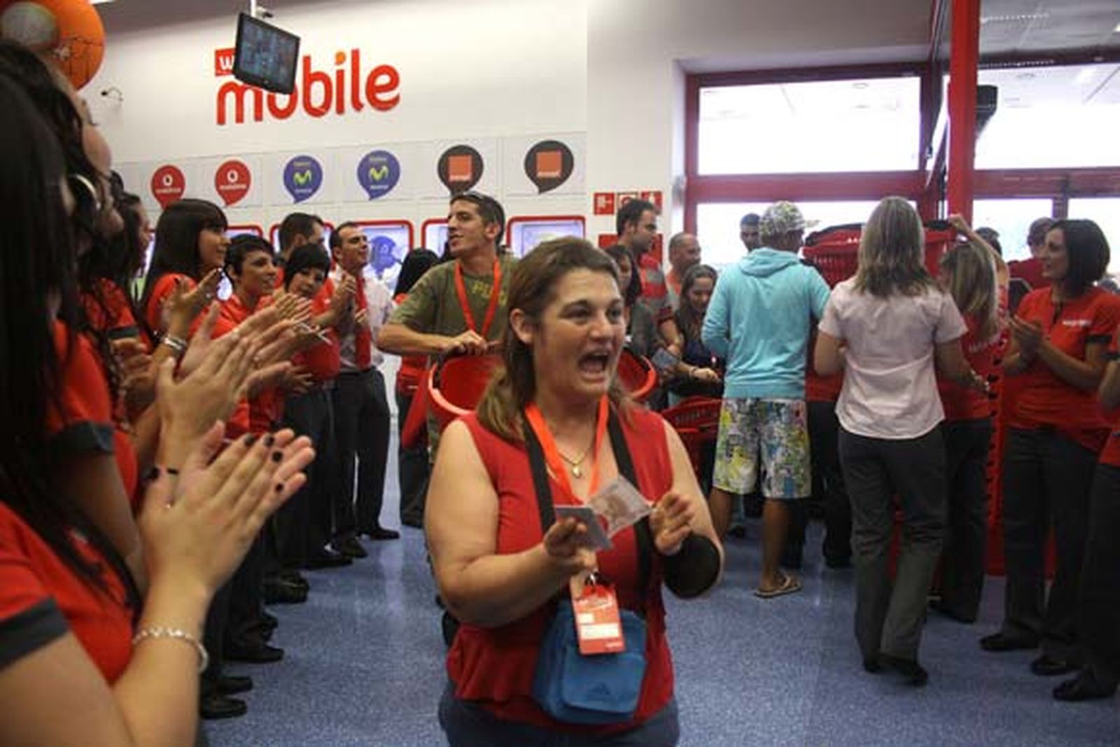 Multitud de personas se agolparon a las afueras de las instalaciones a la espera de la apertura de la nueva tienda Worten instalada en Las Marismas, en la localidad de Los Barrios

Foto: Vanessa Perez