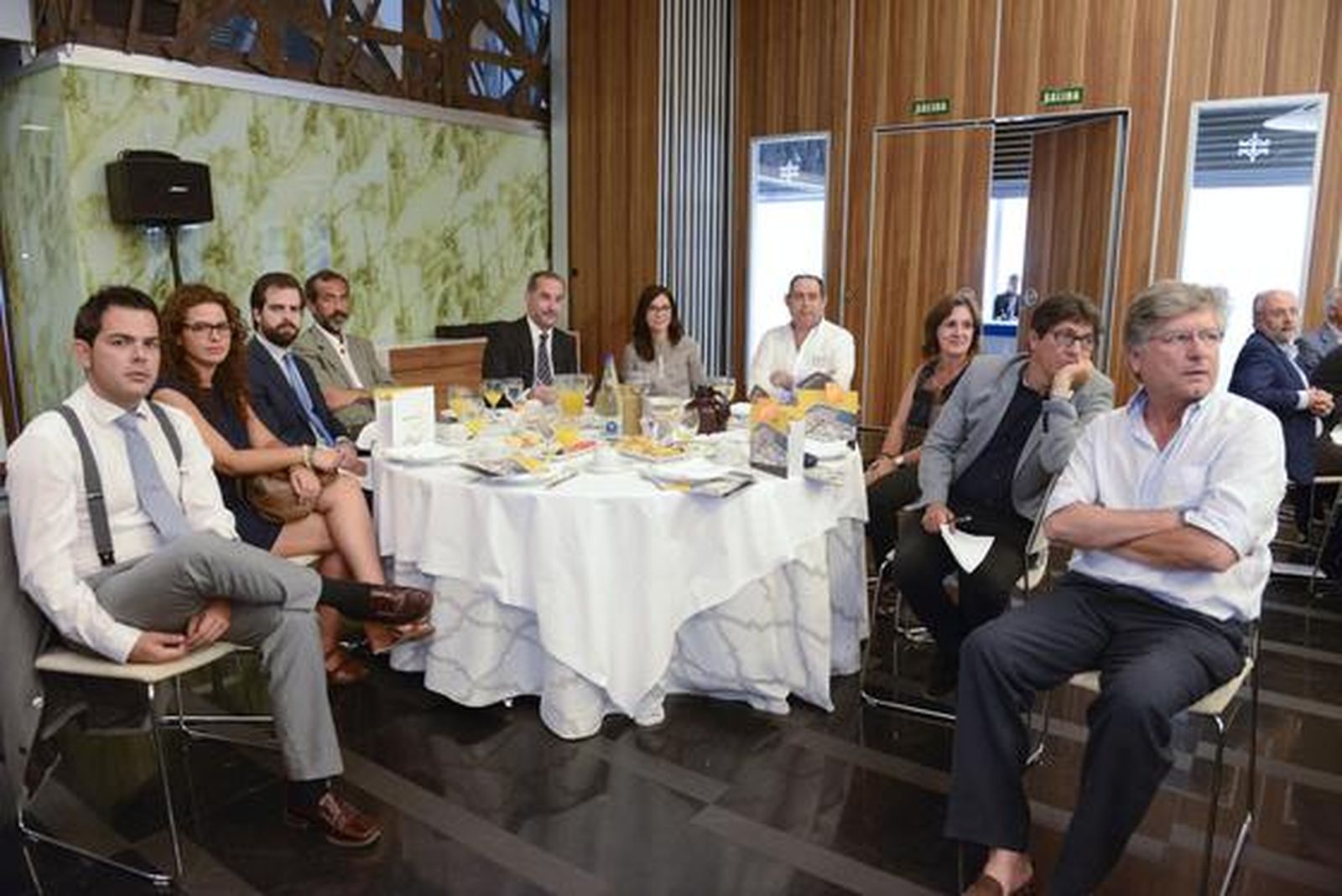 David Gil, Marisa López, Enrique Fernández, Patricio de la Osa, el director adjunto de Diario de Cádiz, José Antonio Hidalgo, María José Benítez López, Manuel Moares, Itxaso Ciarreta, Pedro Ingelmo y Juan Román Guardiola.

Foto: Joaquin Hernandez Kiki