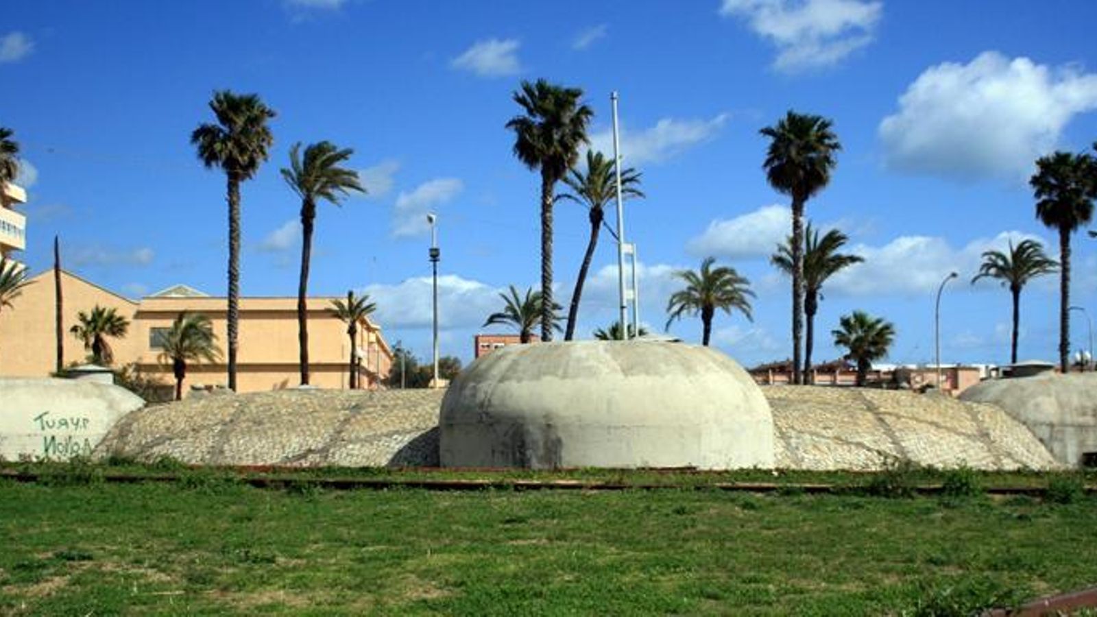 Obra múltiple para ametralladoras número 162. Dispone de cúpulas recubiertas de adoquines para incrementar su resistencia al impacto de proyectiles enemigos. Ocupa la zona norte del Parque Princesa Sofía de La Línea de la Concepción. Año 2010. Obra múltiple para ametralladoras número 162. Dispone de cúpulas recubiertas de adoquines para incrementar su resistencia al impacto de proyectiles enemigos. Ocupa la zona norte del Parque Princesa Sofía de La Línea de la Concepción. Año 2010.