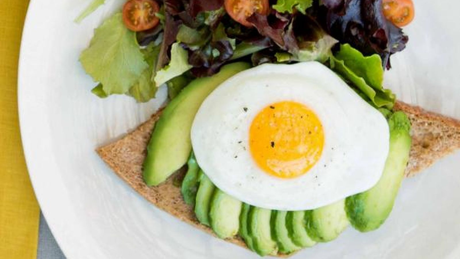 Tostada con aguacate y huevo frito para desayunar en San Valentín.