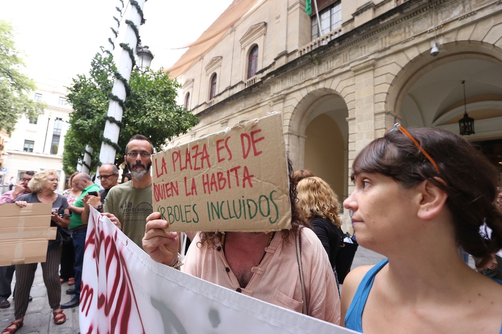 Protesta en la Plaza Nueva contra la tala de árboles