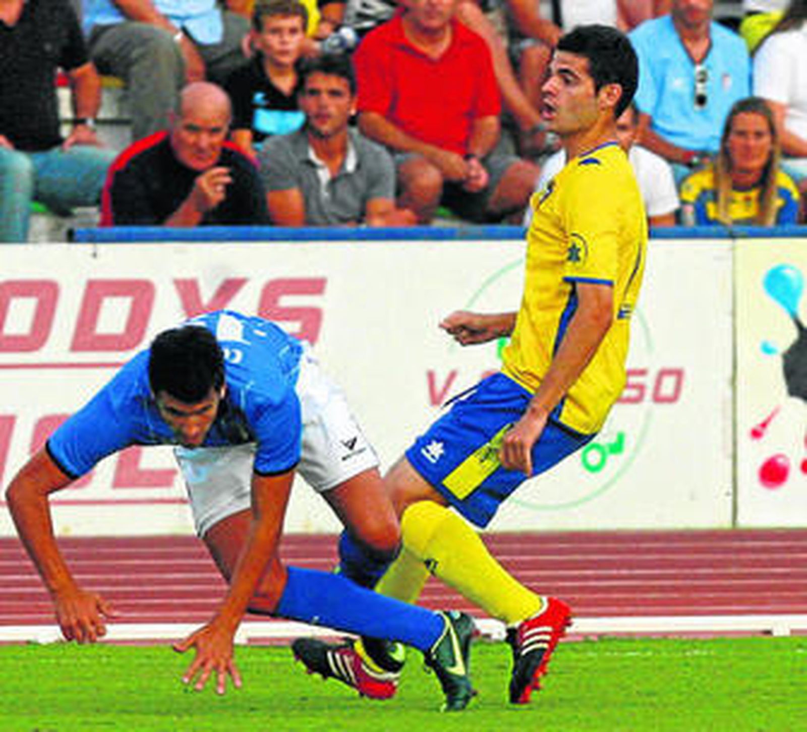 Aitor (d) pelea el balón con Carlitos en el San Fernando-Cádiz disputado en el Iberoamericano.
