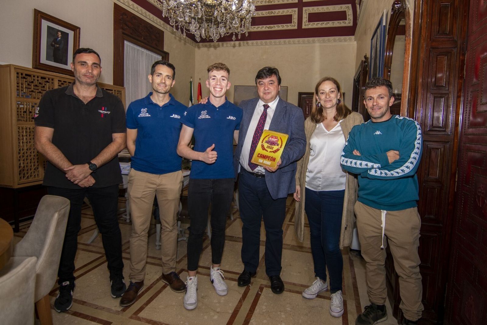Paquito Gómez e integrantes de su equipo, junto al alcalde y la concejala de Deportes.