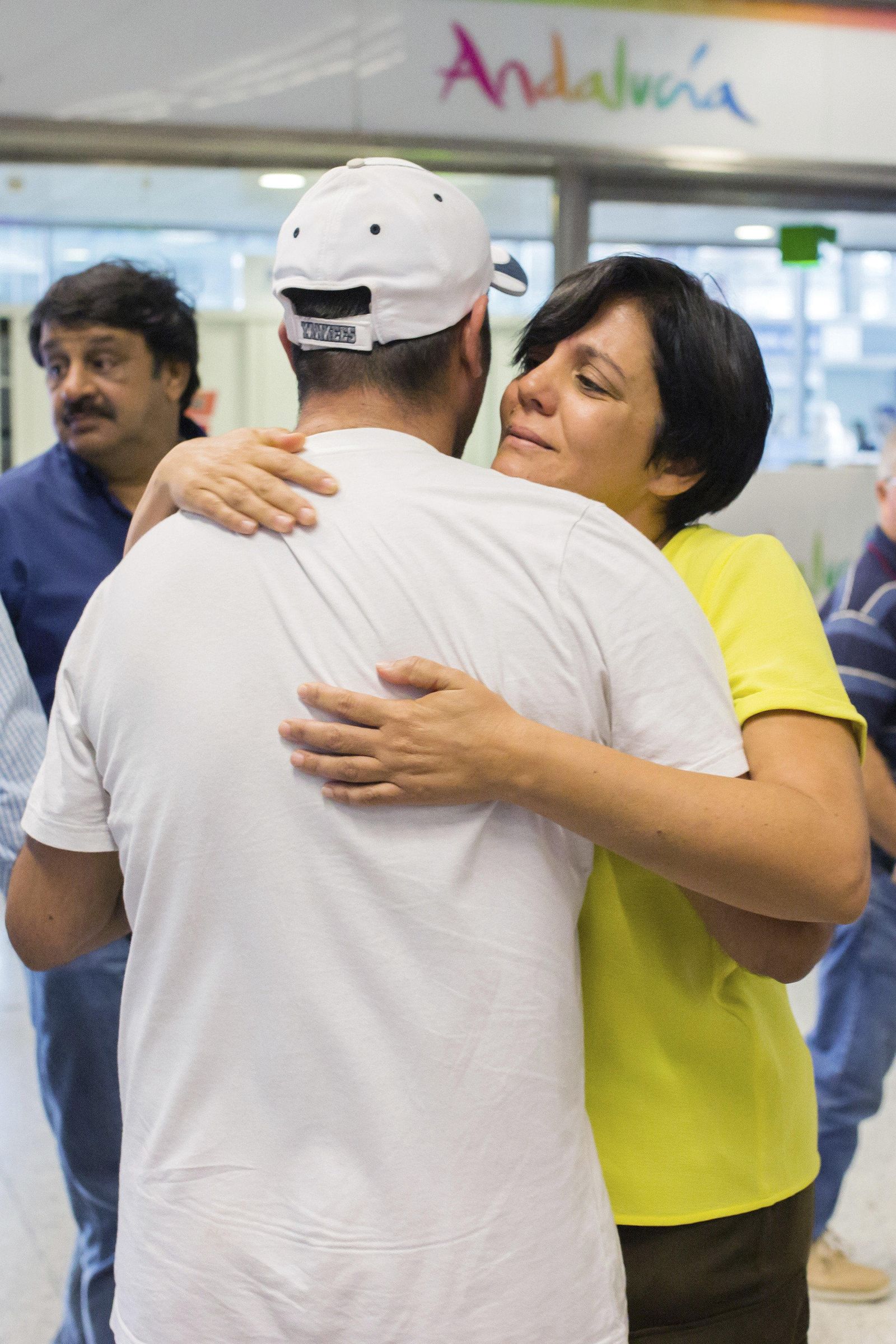 Seis de los cooperantes heridos en el accidente regresaron ayer a España.