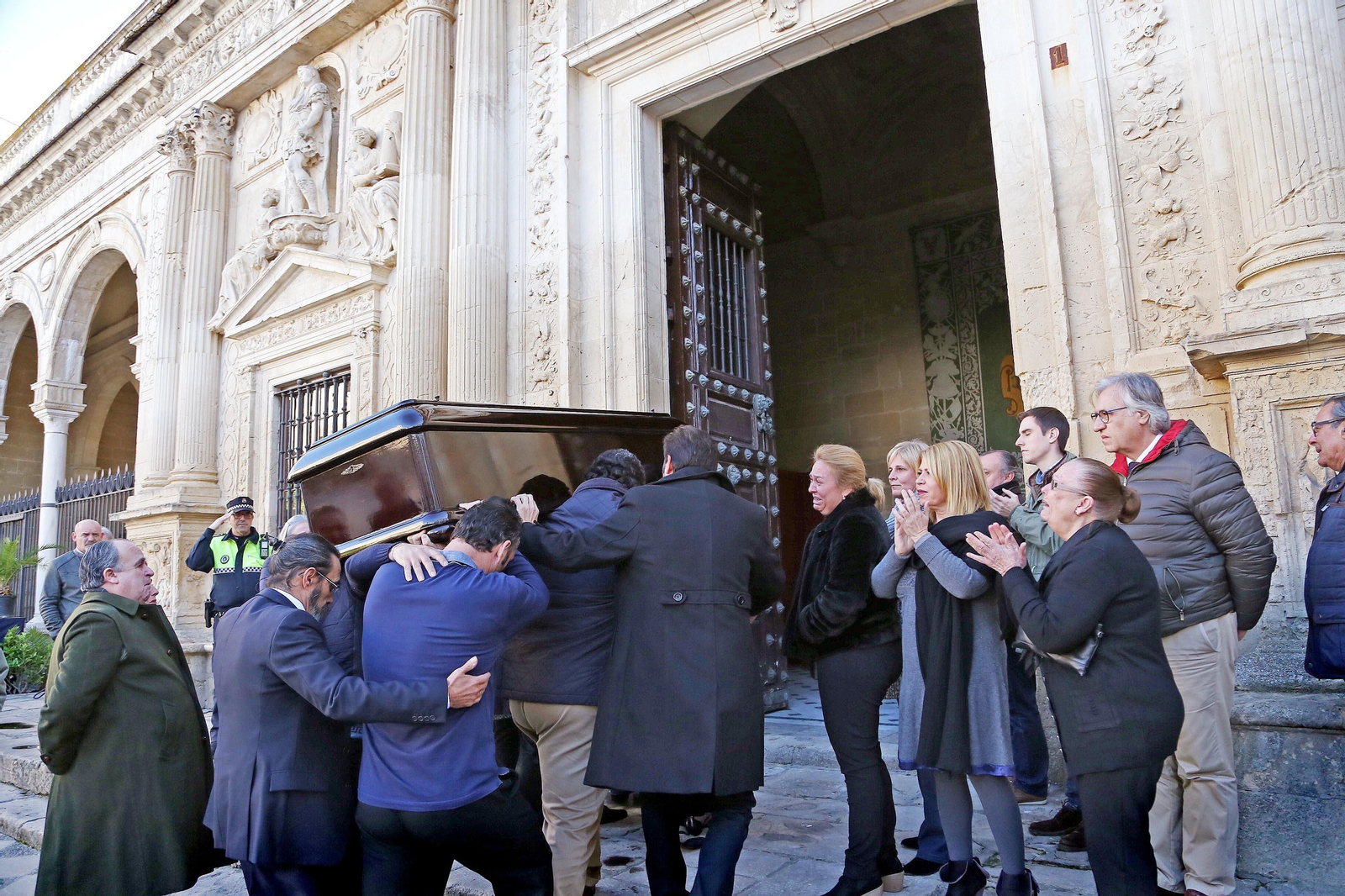 1. El féretro con los restos de Manuel Moneo, llegando al Cabildo Viejo. 2. El cantaor, en una de sus múltiples apariciones en la Exaltación de la Saeta, esta vez en Santiago ante el Prendimiento. 3. Manuel, acompañado a la guitarra por su hermano Luis Moneo. 4. Moneo y Parrilla, durante una de sus actuaciones en Jerez. FOTOS: Vanesa Lobo/M.A. González