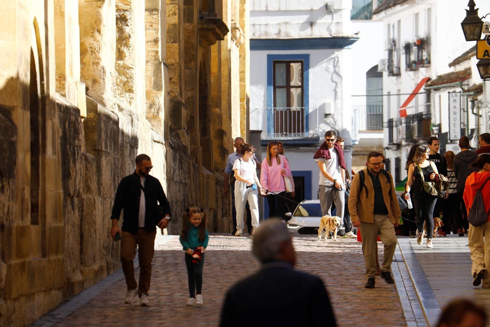 Las imágenes de Córdoba repleta de turistas en el Puente de los Santos