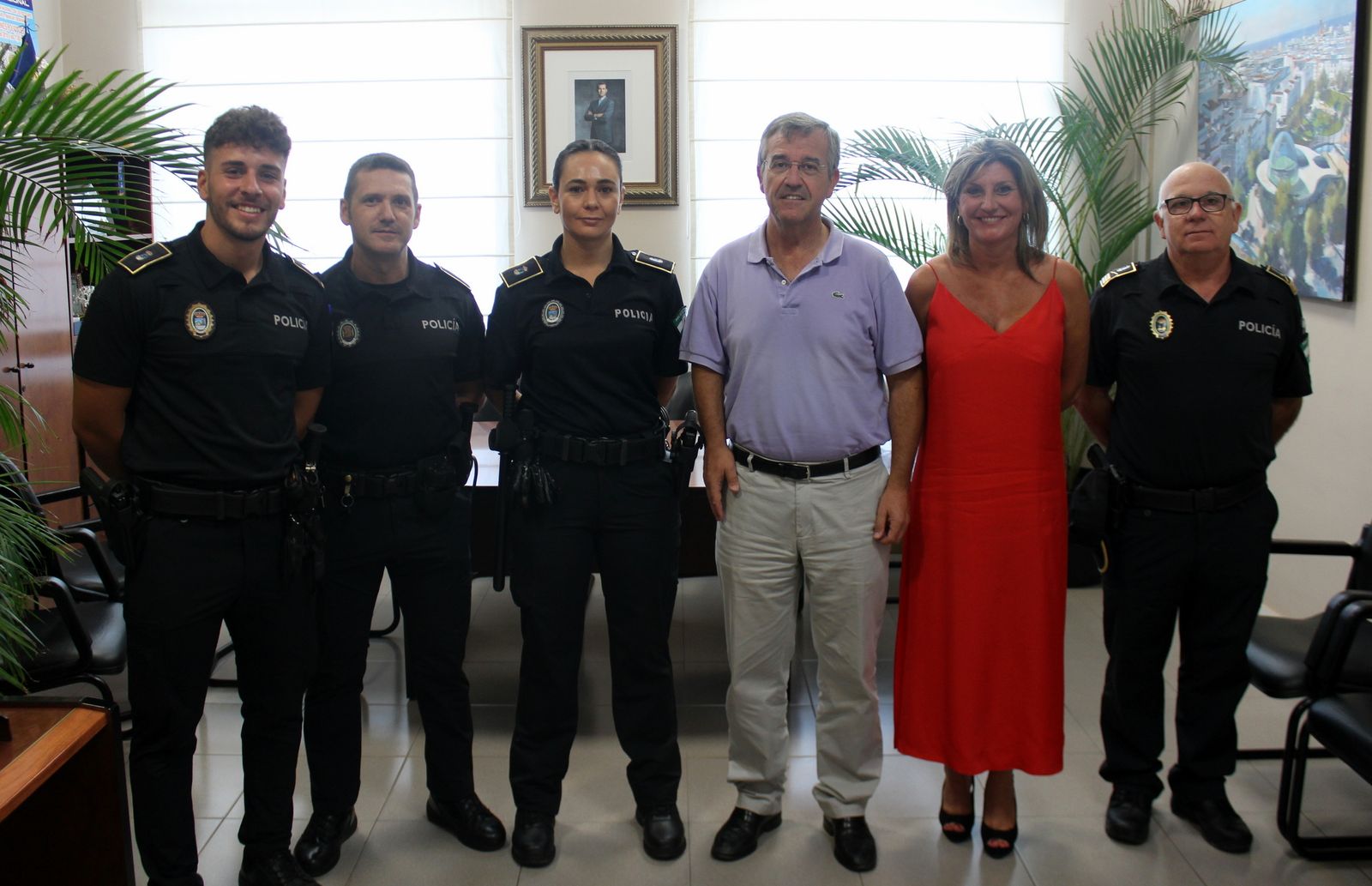 Los nuevos policías locales de Estepona junto al alcalde.