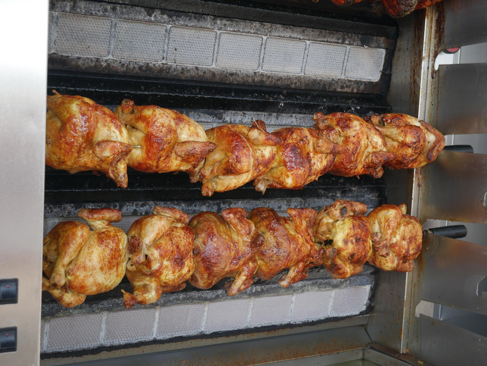 Así es la venta de pollos asados en los negocios ambulantes de Almería