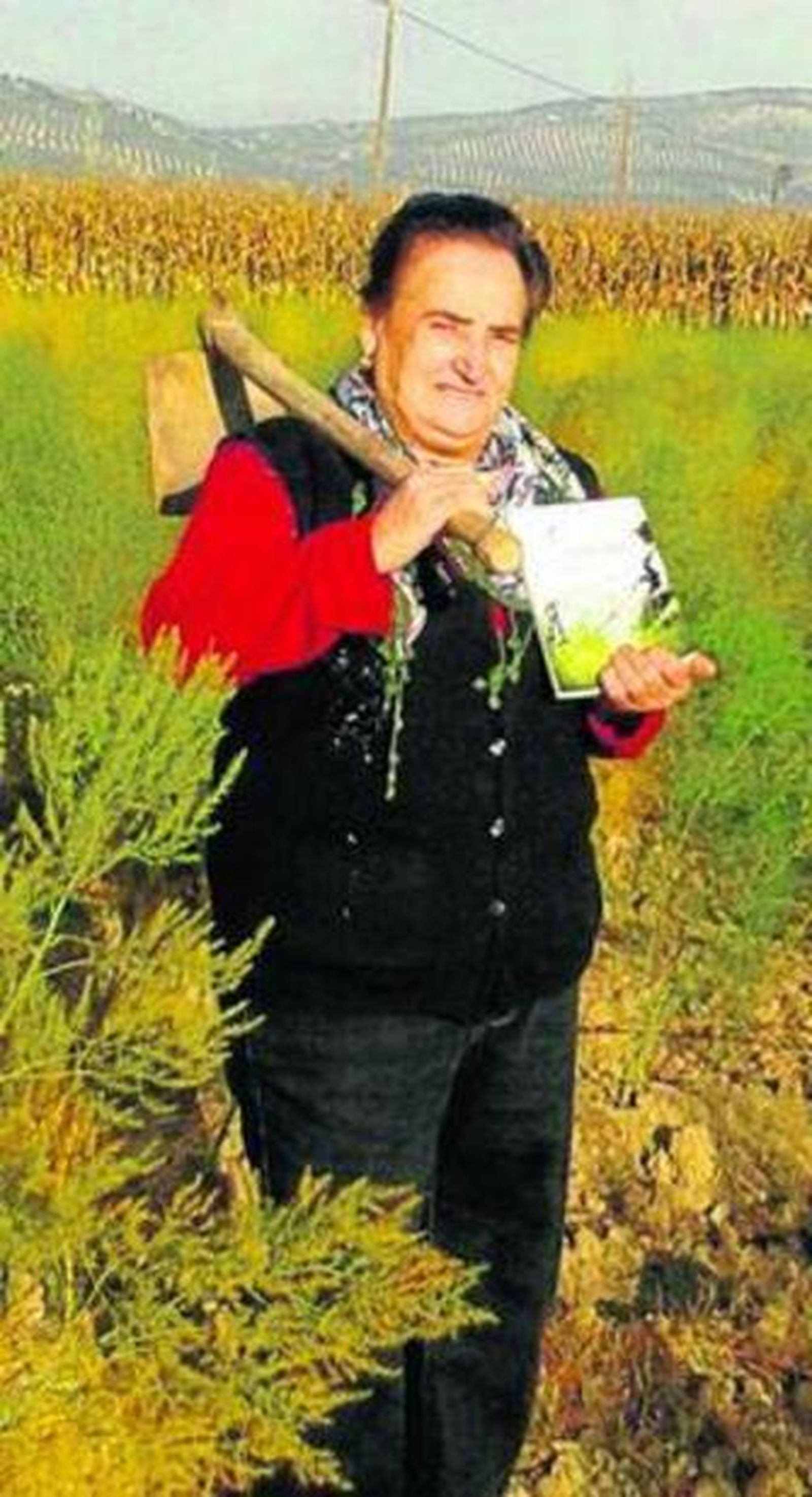 Jacinta Ortíz, posa con una herramienta y su obra.