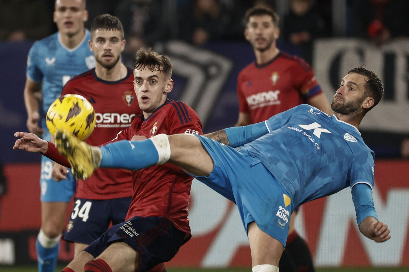 Leo Baptistao golpea un balón ante la presión de Aimar Oroz durante la visita a Osasuna de la pasada temporada.