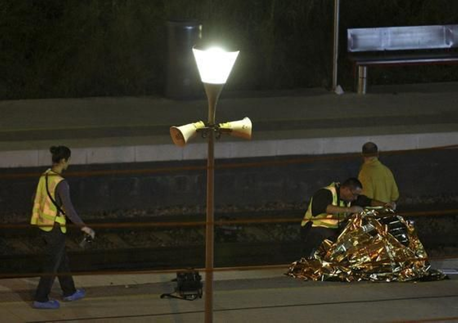 Al menos 12 personas, en su mayoría jóvenes, han muerto tras ser arrolladas por un tren en la estación de Castelldefels. 

Foto: Marta Pérez, (EFE)