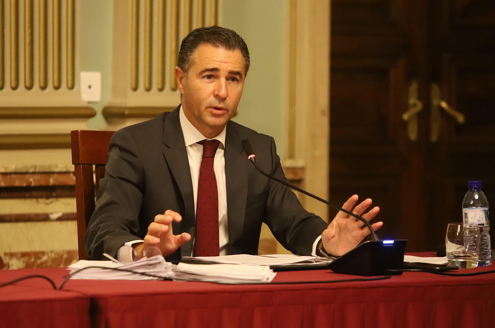 Imágenes del pleno municipal del Ayuntamiento de Huelva