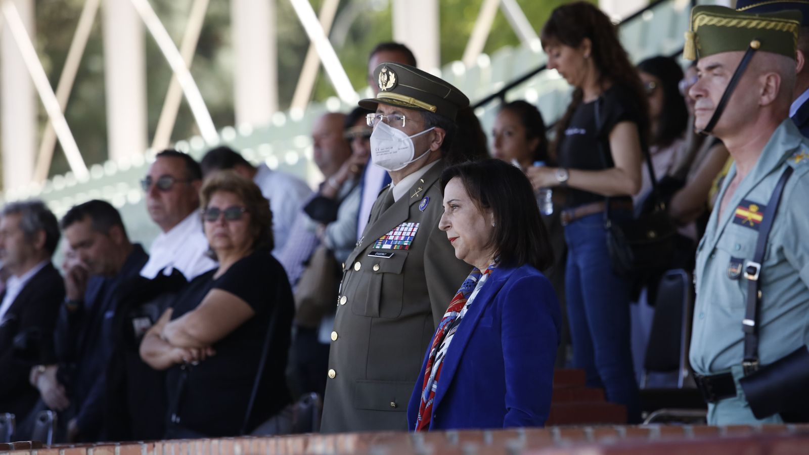 Margarita Robles junto a los familiares en el patio de armas.