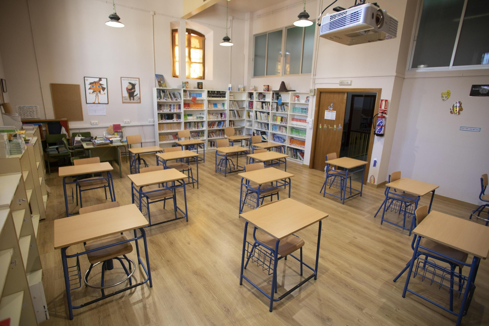 Imagen de archivo de un aula de un colegio de Granada durante los preparativos de la vuelta al cole.