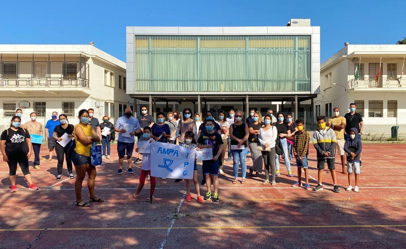 Las familias de los alumnos de la Institución Provincial ante el colegio en la mañana de este jueves.