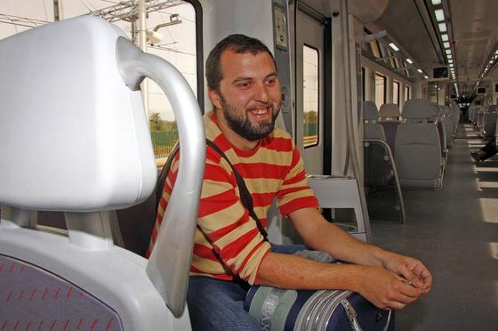 Un joven viaja con su maleta en el tren.

Foto: B.Vargas