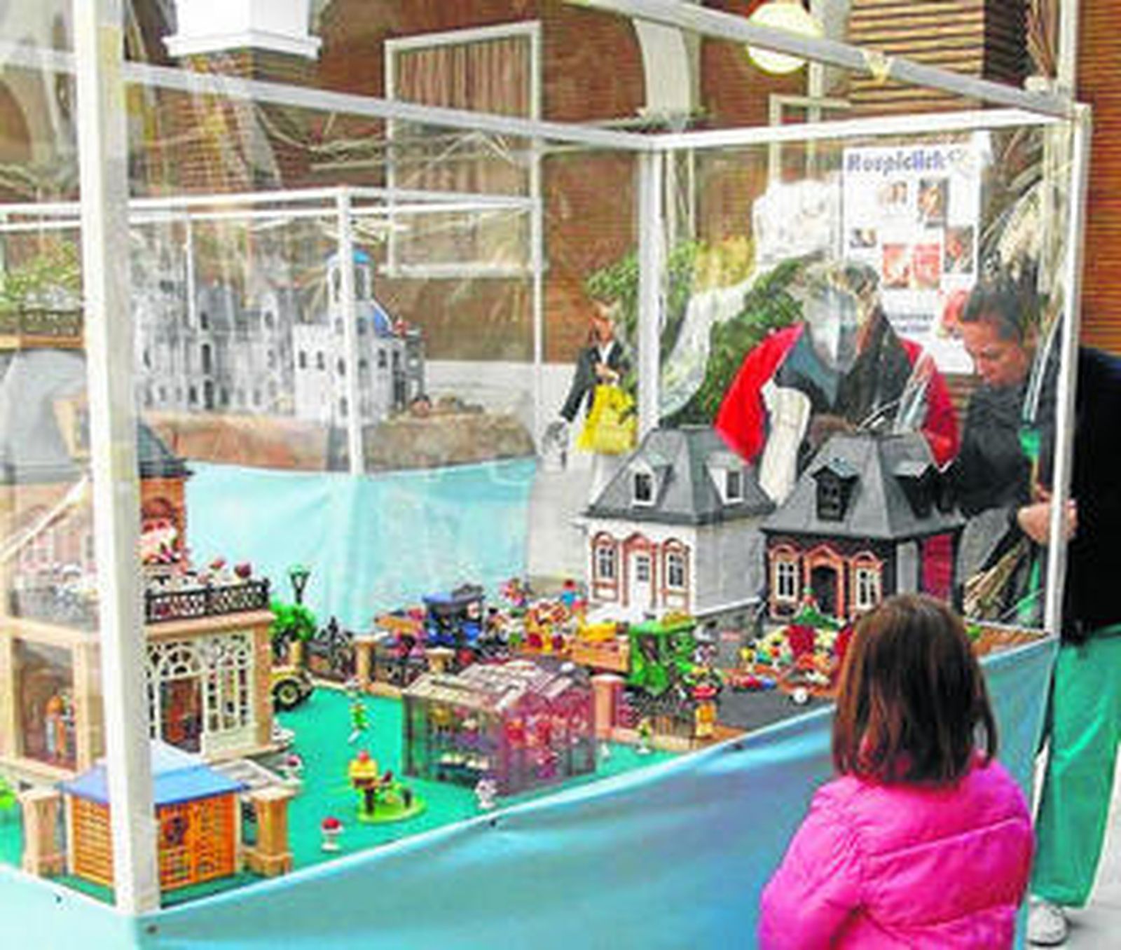 Visitantes miran la vitrina de las casas victorianas.