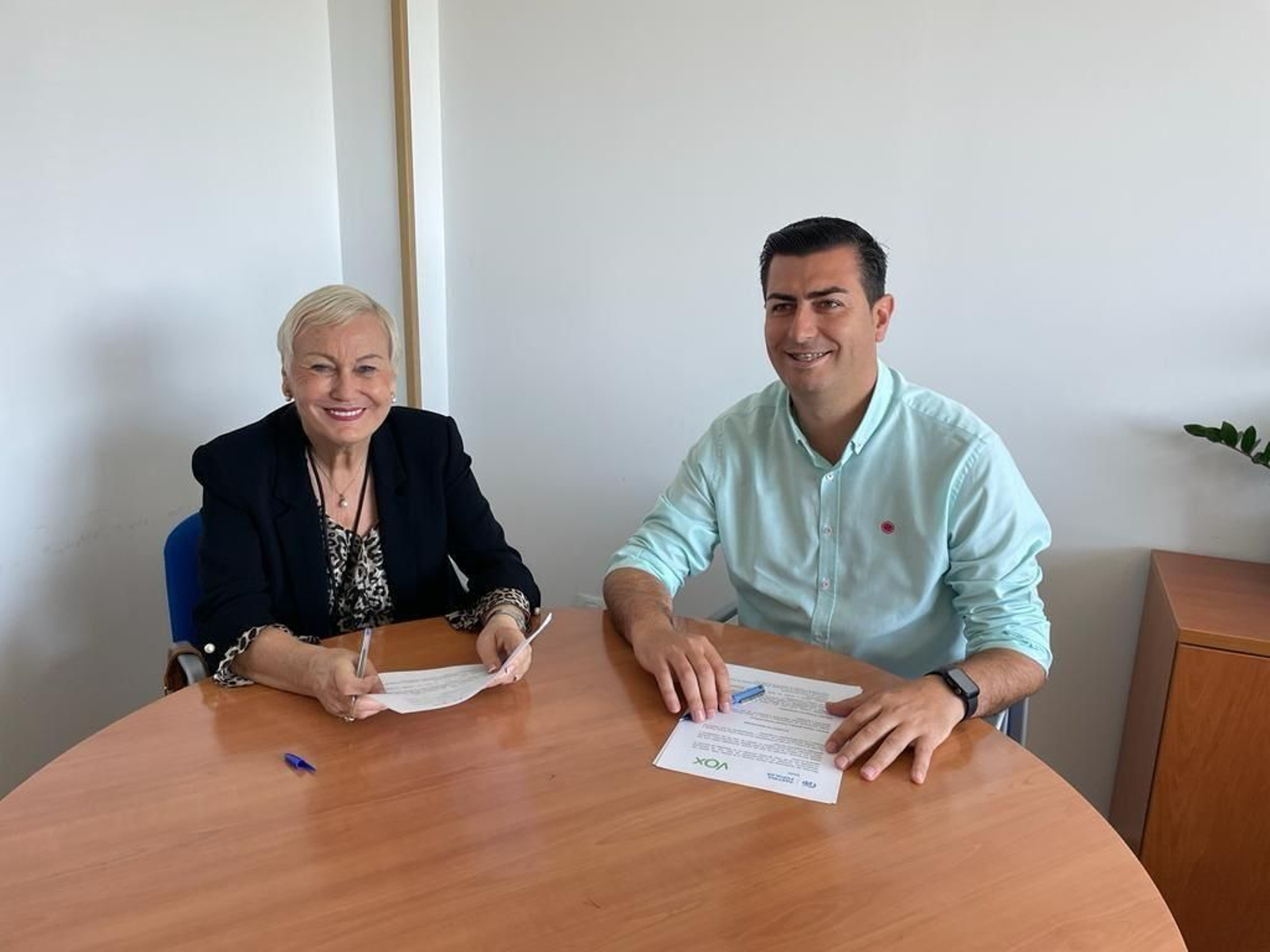 Pilar Fenoy, de VOX, y José Francisco Garrido, del PP, firman el acuerdo.