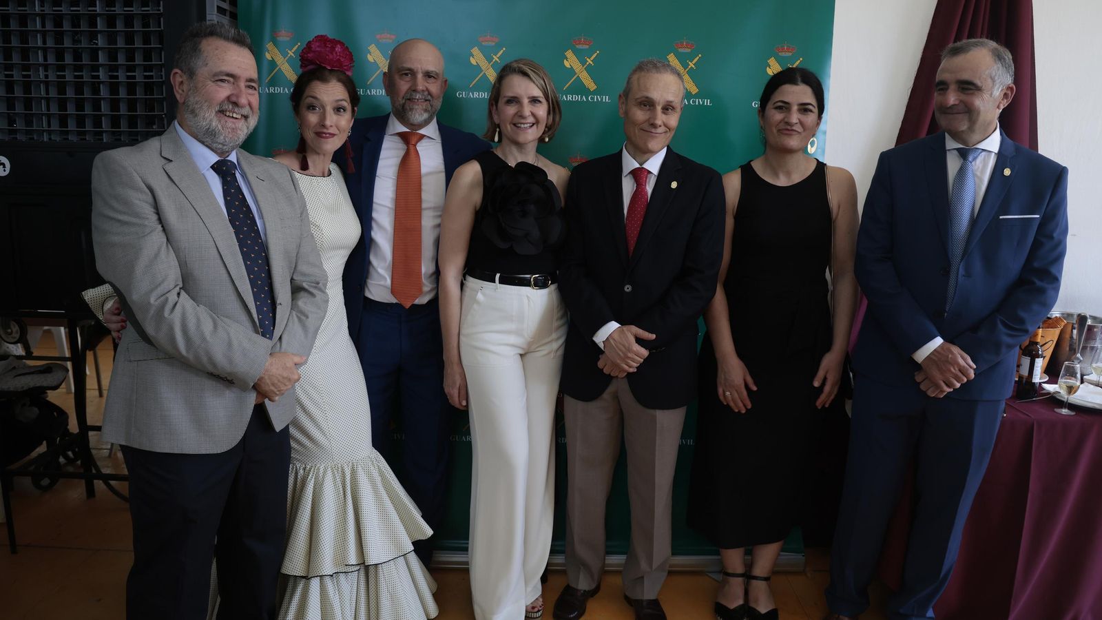 La jefa de Tráfico, Ana Luz Jiménez Ortega, en el centro, junto con los responsables de la Guardia Civil de Tráfico en Sevilla.