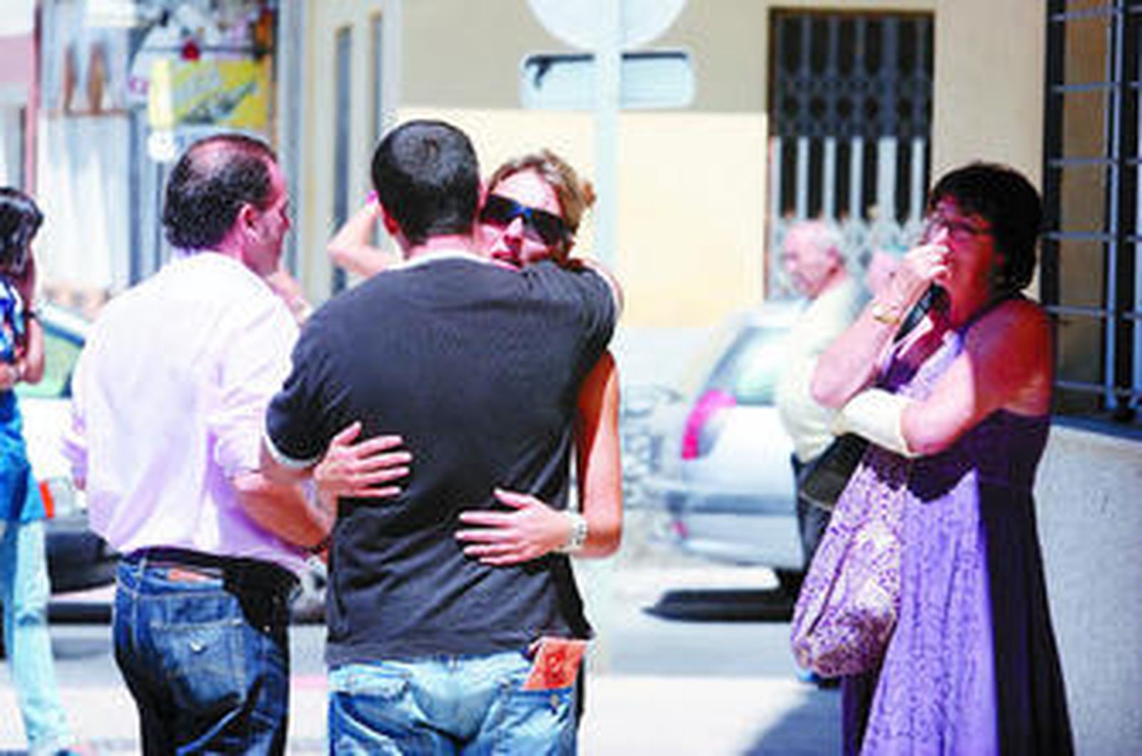 Los hijos del indigente asesinado se abrazan a la salida del juicio de ayer ante la mirada de su madre.