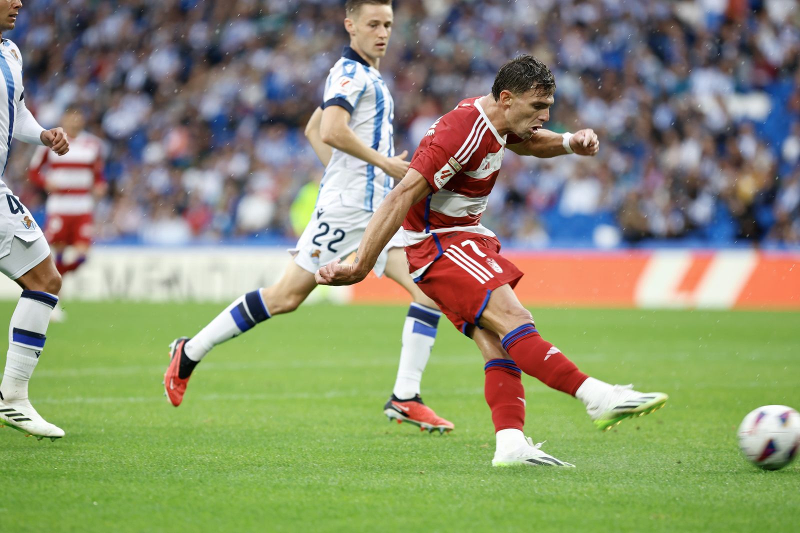 Lucas Boyé golpea el cuero en su primer tanto como rojiblanco.